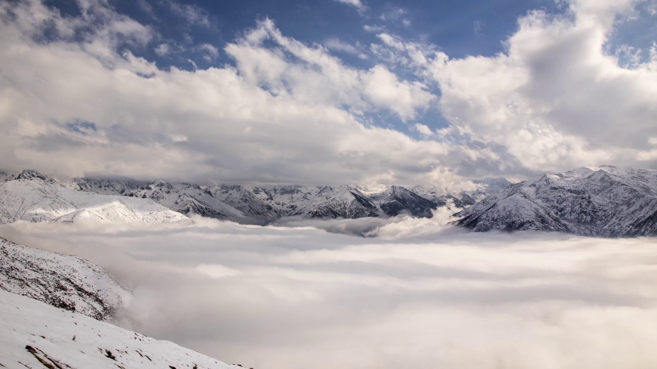 烟雾缭绕的雪山视频素材