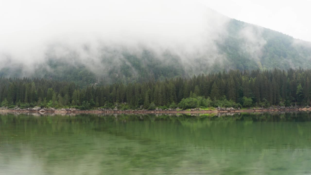 无人机飞越阿尔卑斯山朦胧的湖面视频素材