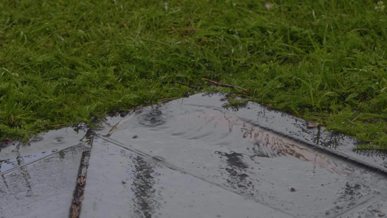 雨正落在人行道的拐角处。视频下载