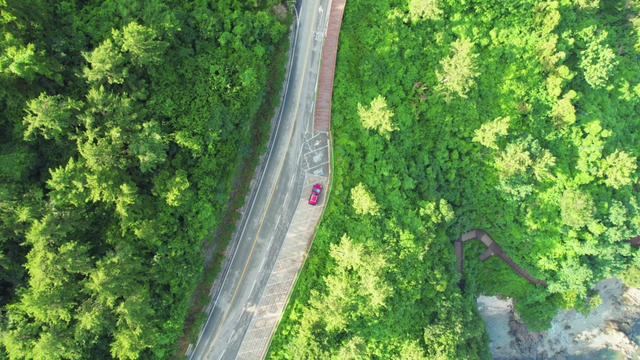 韩国全罗南道灵光郡白水海岸公路附近的黄海和公路风景视频素材