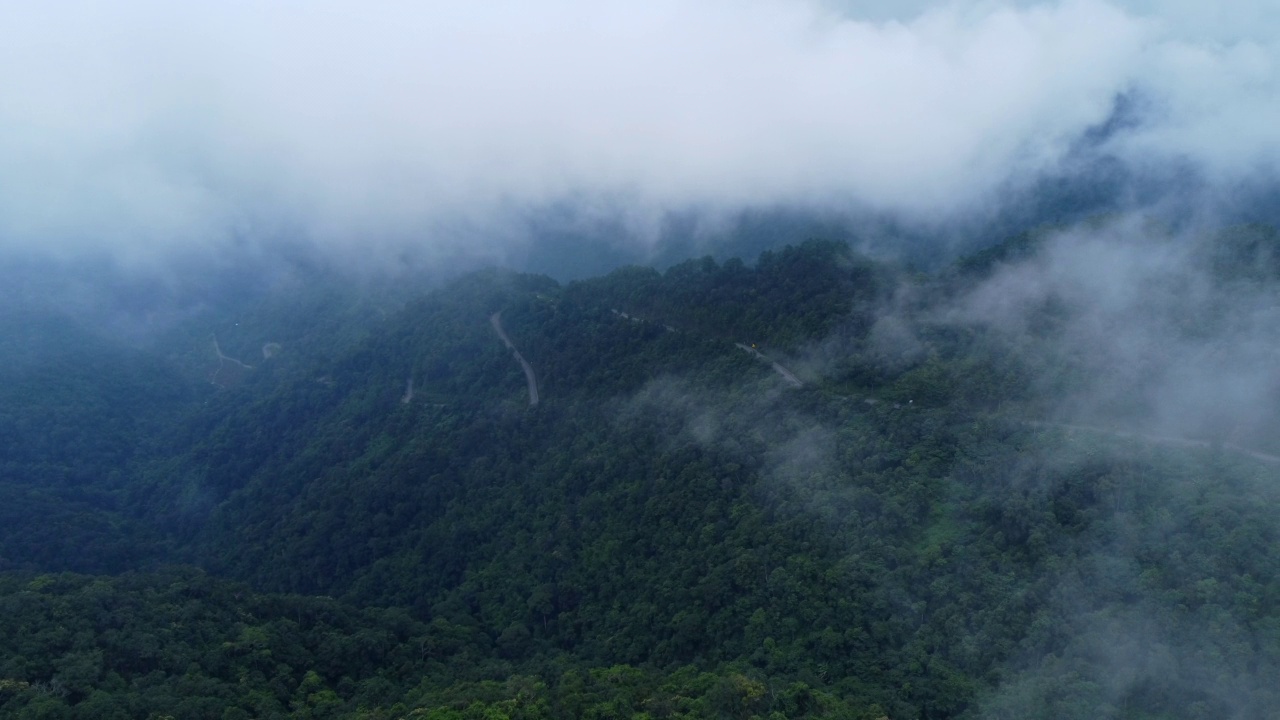 泰国山顶公路的鸟瞰图，上面有美丽的绿色森林。动态的自然景观背景。旅游和交通概念视频素材