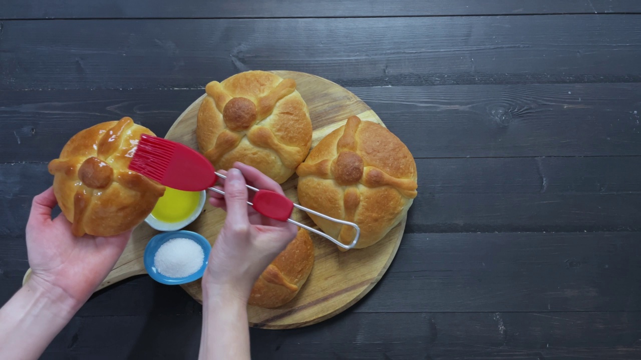 Pan de muerto。墨西哥亡灵节的面包装饰。视频素材