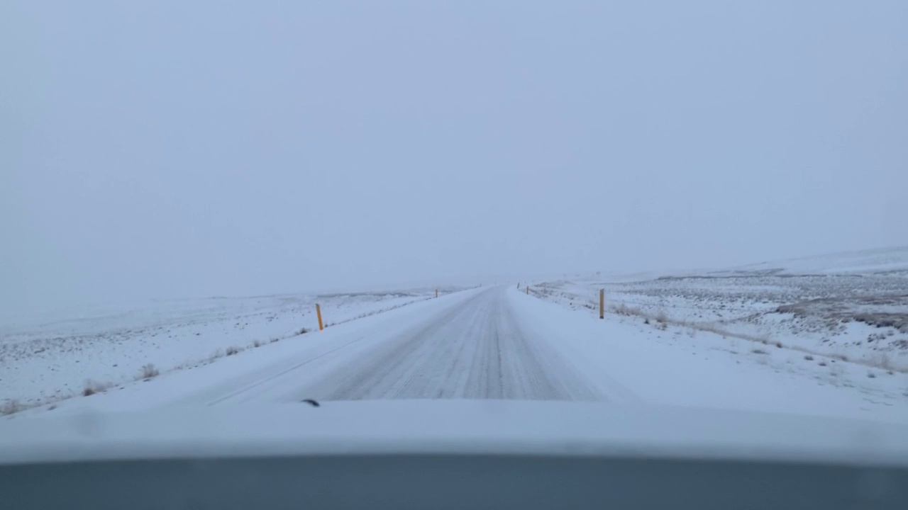 在冰岛下雪的路上开车视频素材