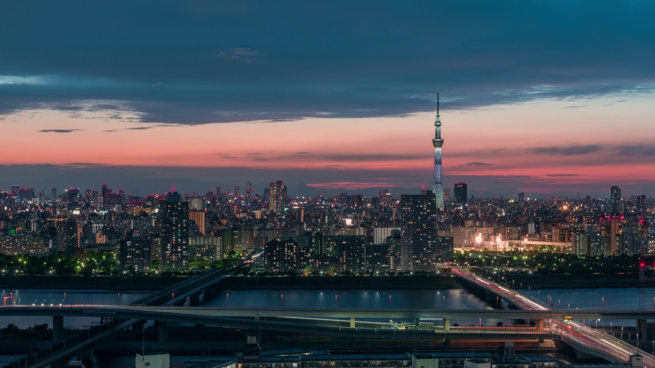 在日本大城市拥挤的公共交通中，东京的4K时间从白天到夜晚流逝视频素材