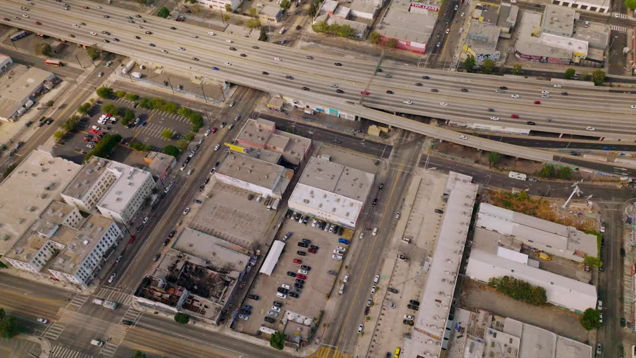 阳光明媚的白天，洛杉矶道路上的交通。无人机在美国大都市低矮建筑上空拍摄的画面。前视图。视频素材