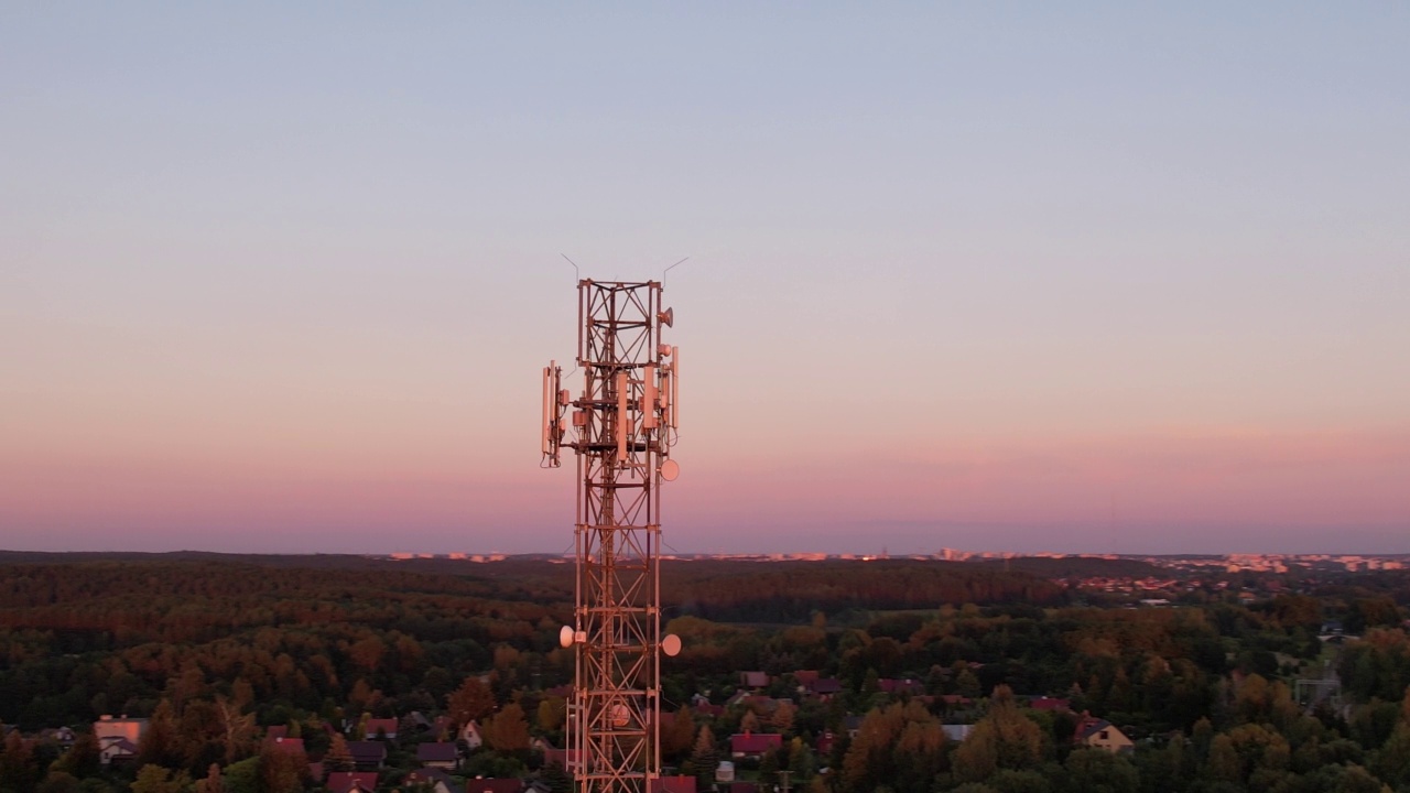 塔式天线电信手机鸟瞰图，蜂窝5g 4g手机无线电发射机。提供高速4g和现代5g交通网络服务的蜂窝移动信号。视频素材
