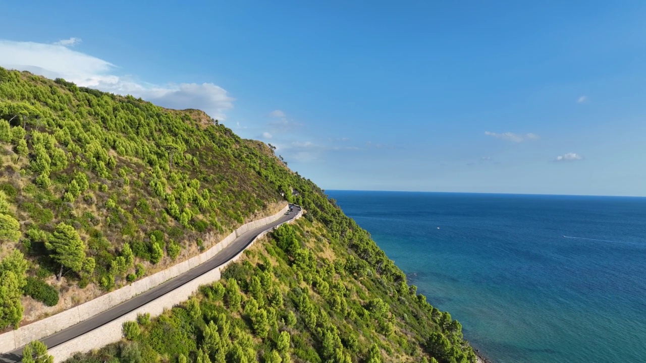 在意大利的海岸公路上开车旅行。视频素材