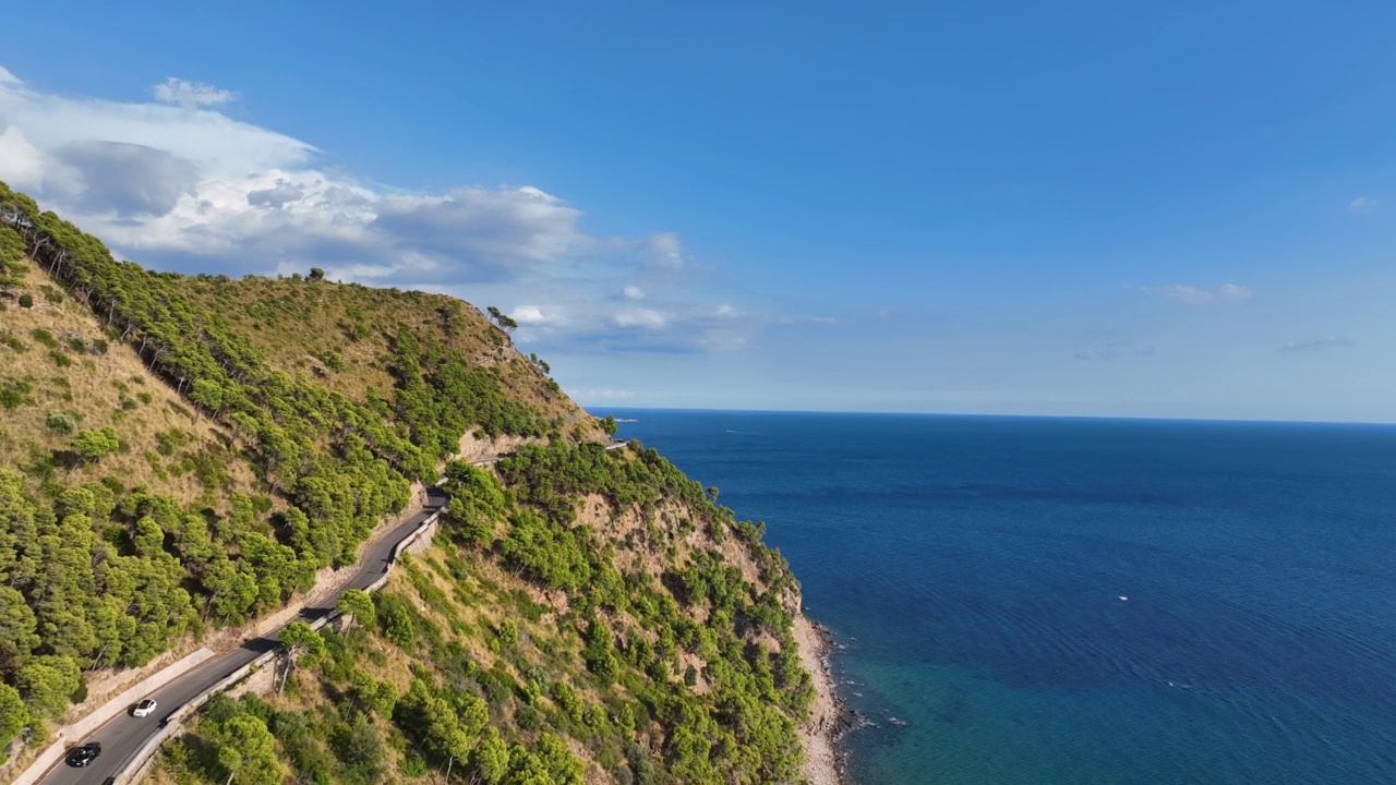 在意大利的海岸公路上开车旅行。视频素材