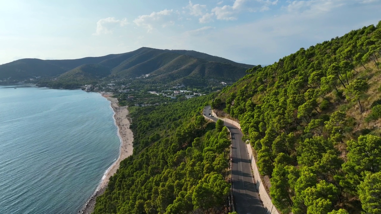 在意大利的海岸公路上开车旅行。视频素材