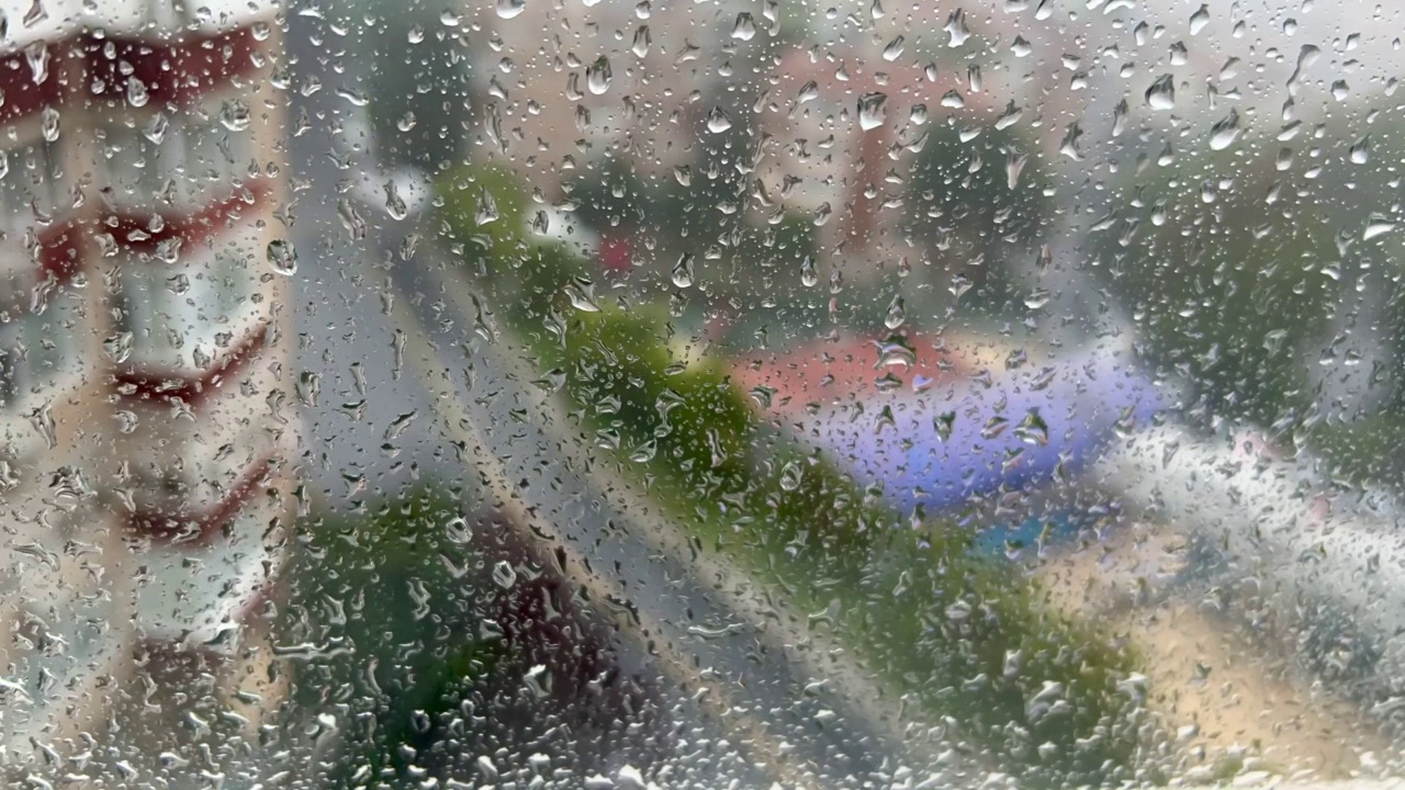 雨滴在建筑物和街道窗玻璃上的时间变化视频素材