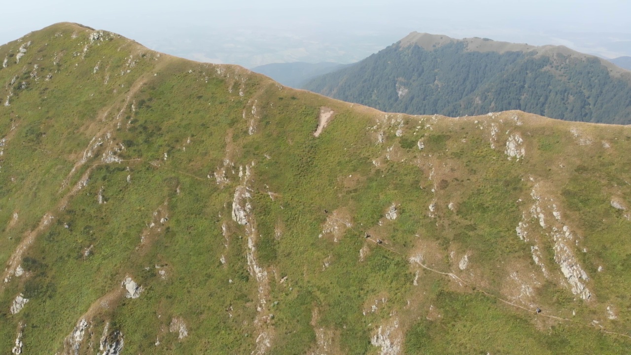 空中静态俯视图四名徒步旅行者徒步在拉戈德希国家公园黑岩小径返回视频素材