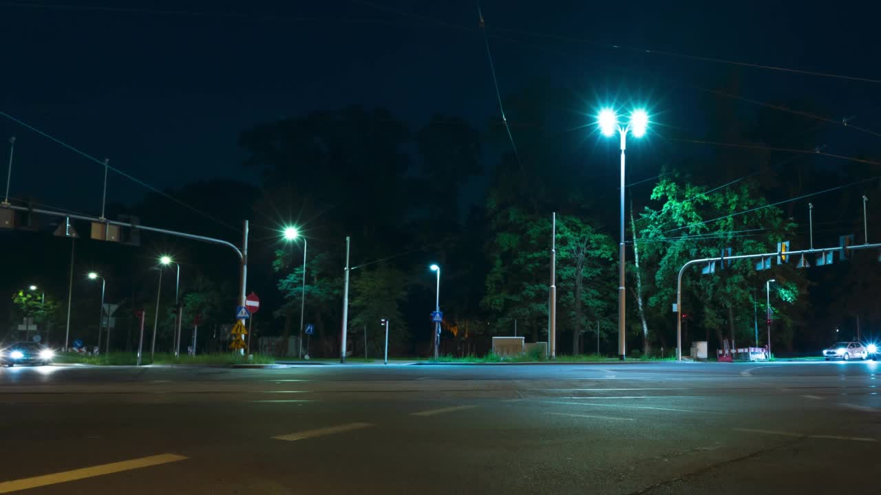 夜晚的十字路口(时间流逝)视频素材