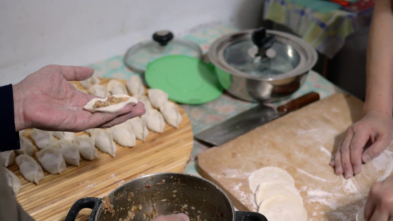 烹饪中国饺子(饺子)视频素材