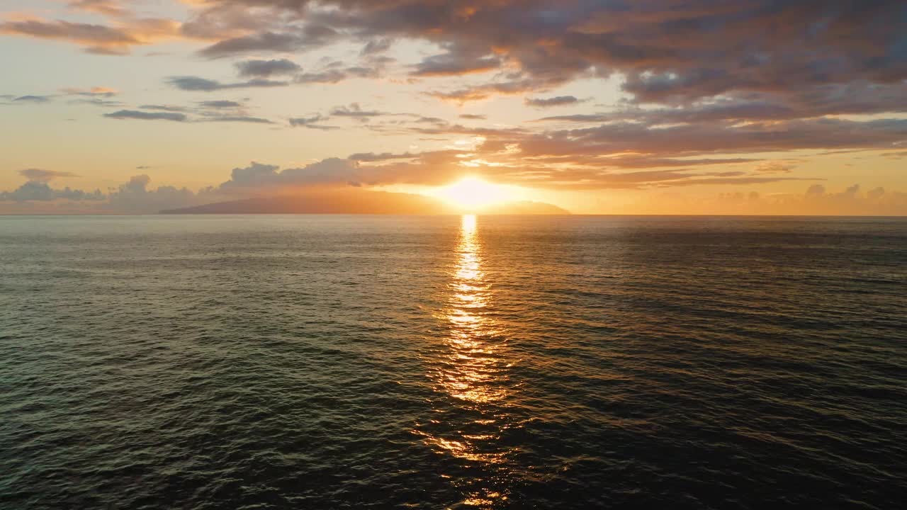 海面小浪迎着金色日出的太阳。加那利岛拉戈梅拉的日落。水面上的太阳路径。日落时五彩缤纷的光。大西洋。放松。自然景观。视频素材