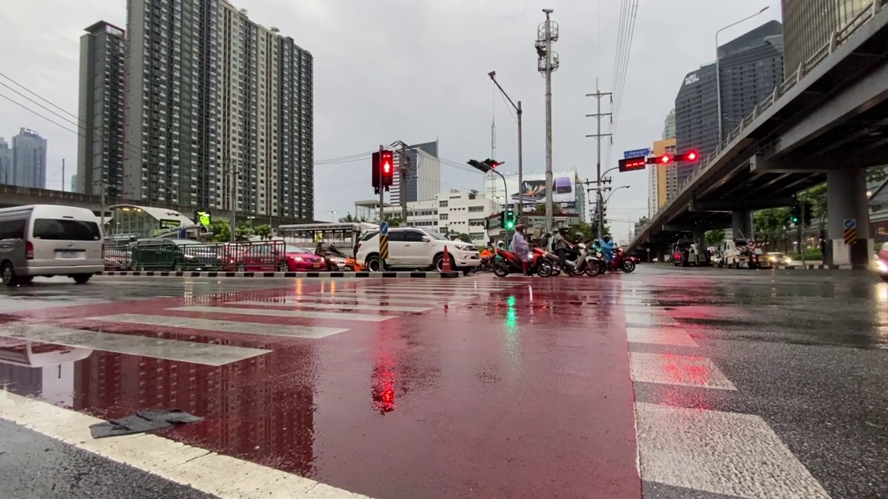 碧碧兰路交通拥挤。泰国曼谷下雨了。下雨时，路是湿的。视频素材