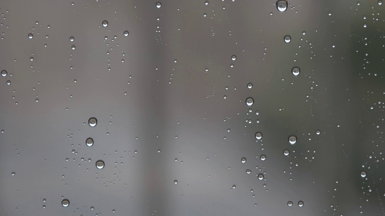 暴风雨中雨点顺着房子窗户的玻璃滑下来。视频素材