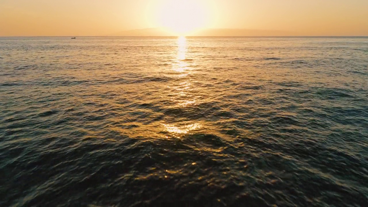 海上美丽的日落。太阳路径上的咸水表面的金色清澈的海洋。晚上的风景。海浪泡沫。梦幻天堂岛。无人机飞向太阳。视频素材