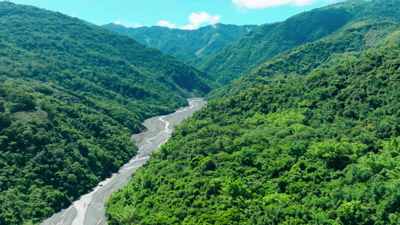 台湾高雄宝莱河鸟瞰图。视频素材