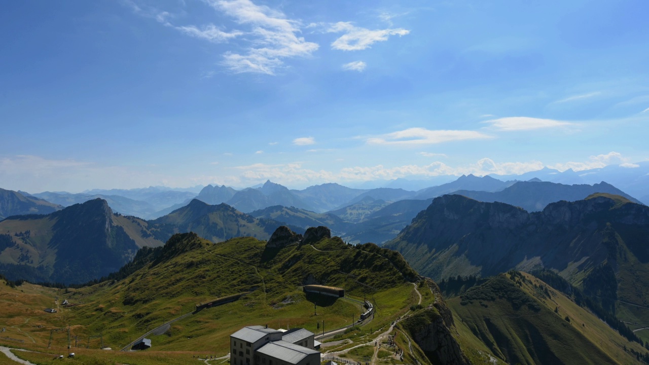 时间流逝的山，天空，云，人和火车。瑞士蒙特勒的Rochers de Naye风景。旅游目的地。视频素材