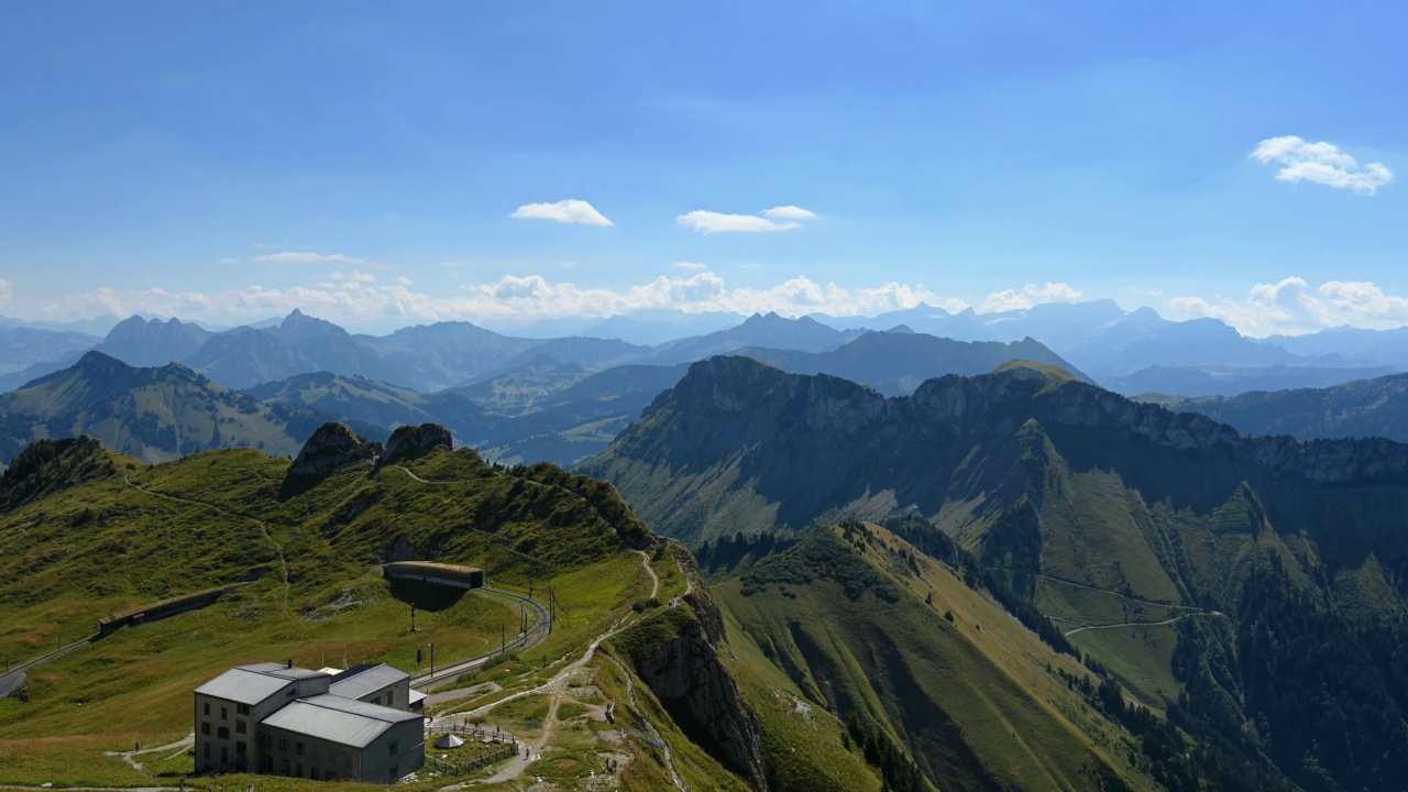 时光流逝，山，天，云，人。瑞士蒙特勒的Rochers de Naye风景。旅游目的地。视频素材