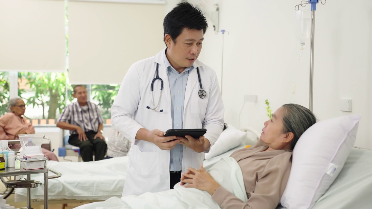 亚洲老年退休人员住在敬老院，由医生和护士照顾保健和用药。老年人在敬老院进行锻炼、训练和理疗、阅读书籍。为圣诞晚会唱首歌。Signin视频素材画面2