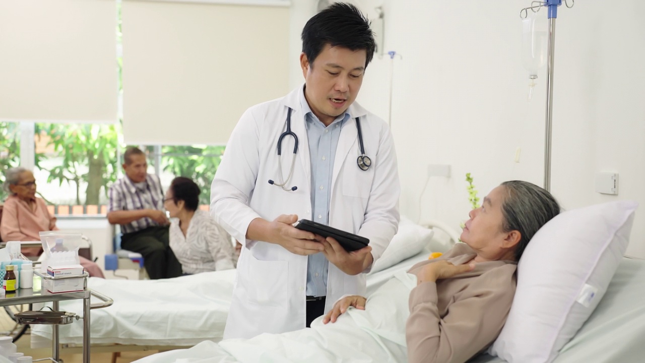 亚洲老年退休人员住在敬老院，由医生和护士照顾保健和用药。老年人在敬老院进行锻炼、训练和理疗、阅读书籍。为圣诞晚会唱首歌。Signin视频素材画面3