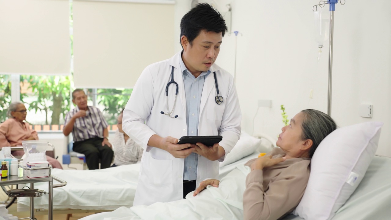 亚洲老年退休人员住在敬老院，由医生和护士照顾保健和用药。老年人在敬老院进行锻炼、训练和理疗、阅读书籍。为圣诞晚会唱首歌。Signin视频素材画面4