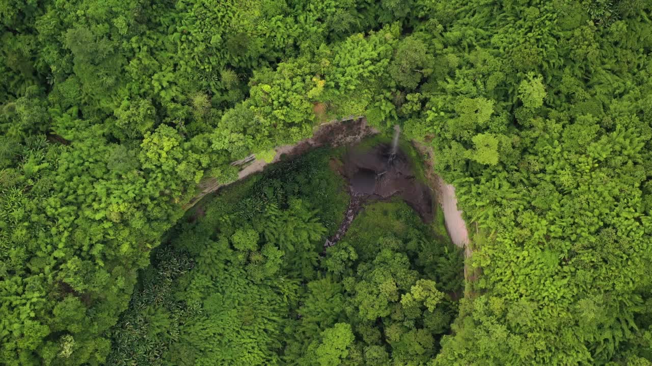 孟加拉国班达班瀑布的鸟瞰图。视频素材