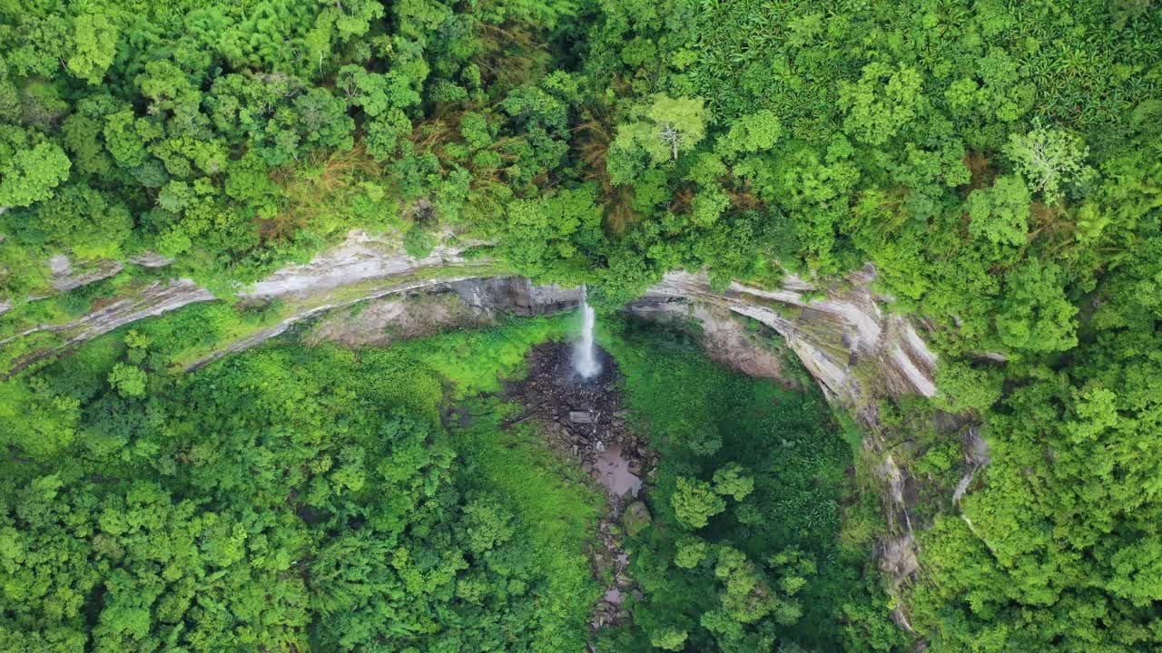 孟加拉国班达班瀑布的鸟瞰图。视频素材