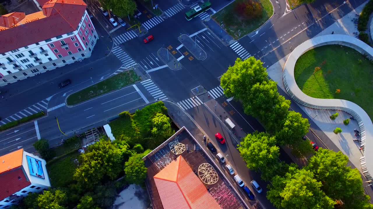 屋顶上太阳能电池板的鸟瞰图。视频素材