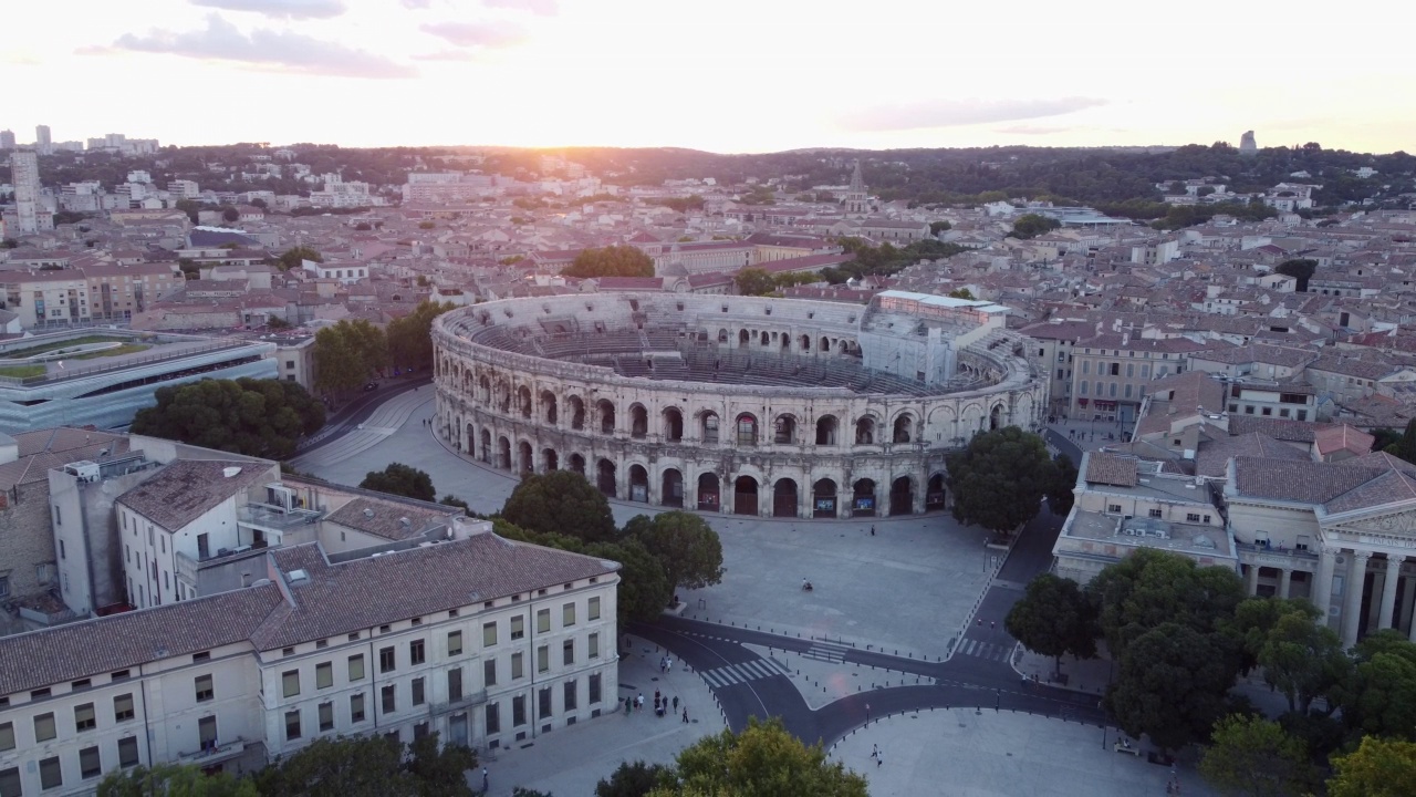 美丽的古代竞技场Nîmes，日落天空架空拍摄视频素材