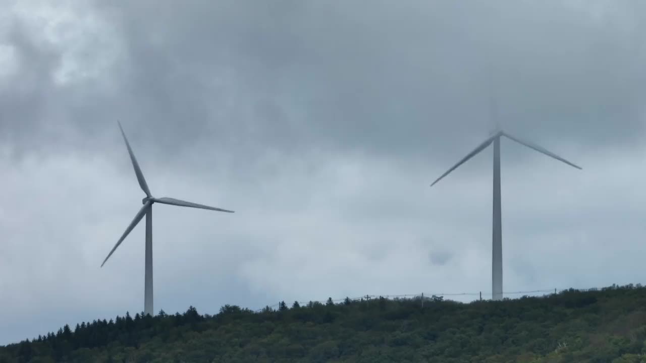 恶劣天气下的风力发电场视频素材