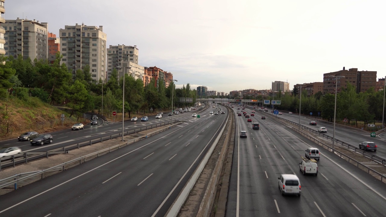 在马德里M30高速公路上加速行驶的汽车。视频素材