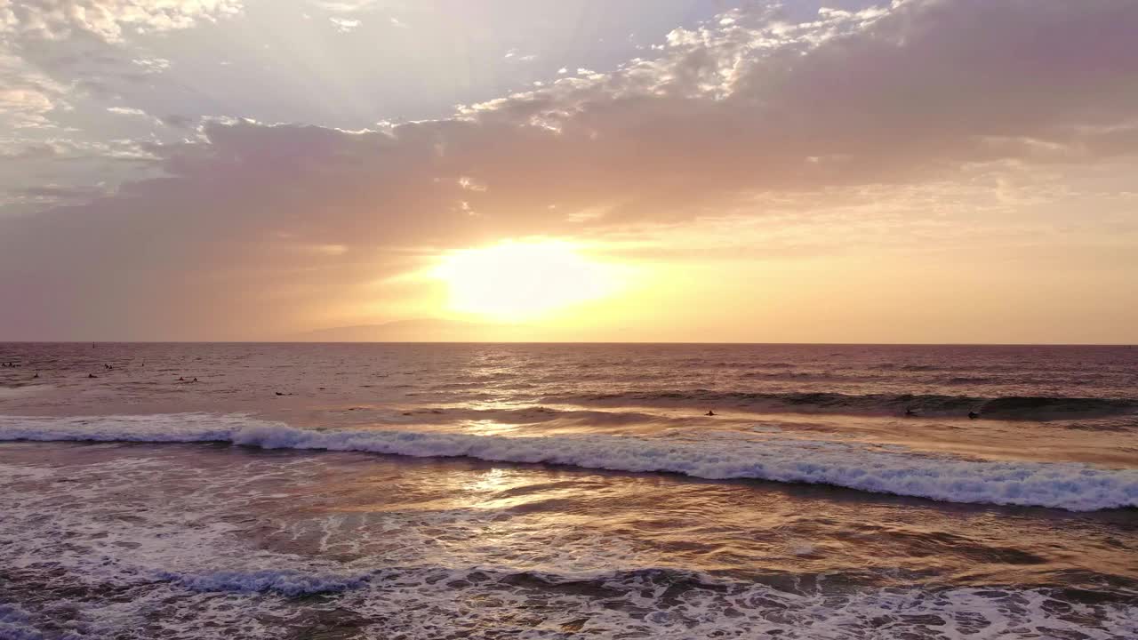 海浪碾压的鸟瞰图。黄色的天空，大西洋的海浪。海洋上的日落视频素材