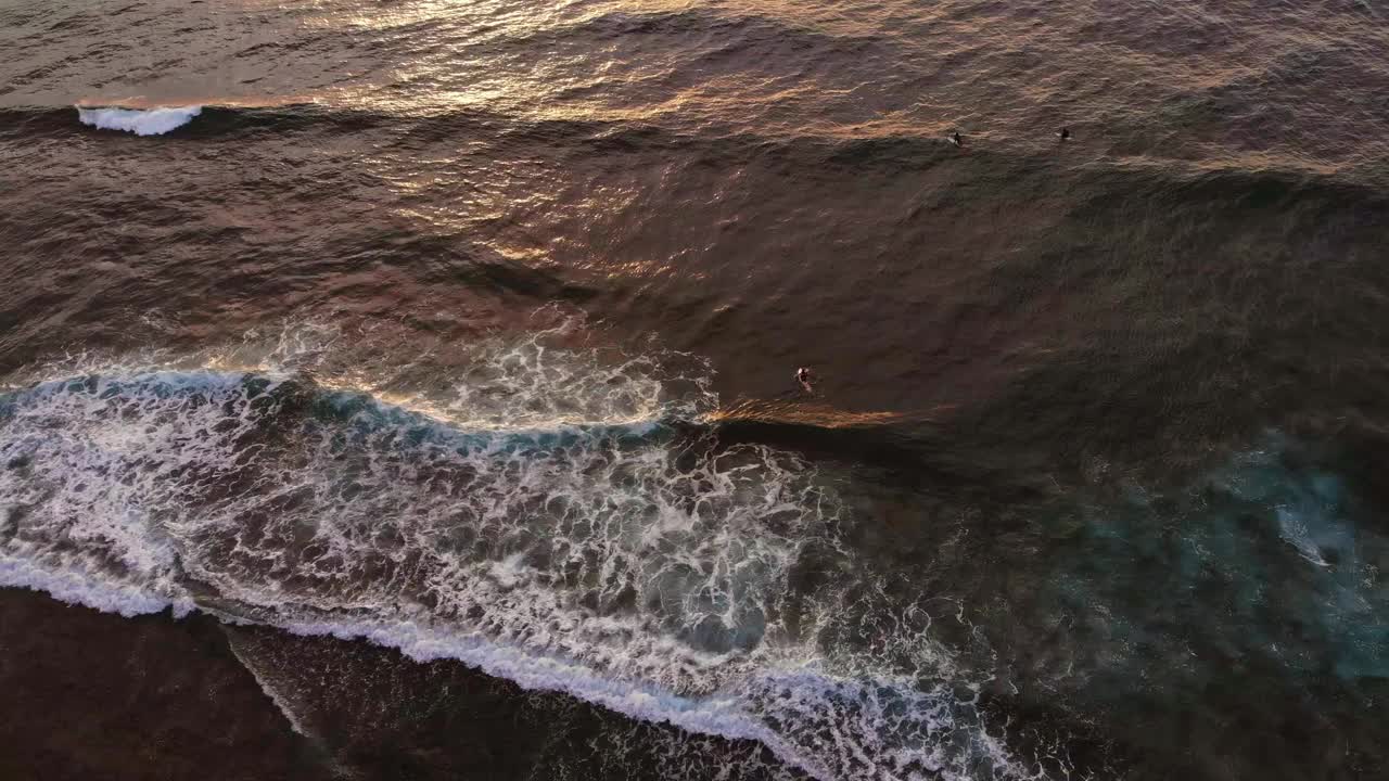 海浪碾压的鸟瞰图。黄色的天空，大西洋的海浪。海洋上的日落视频素材