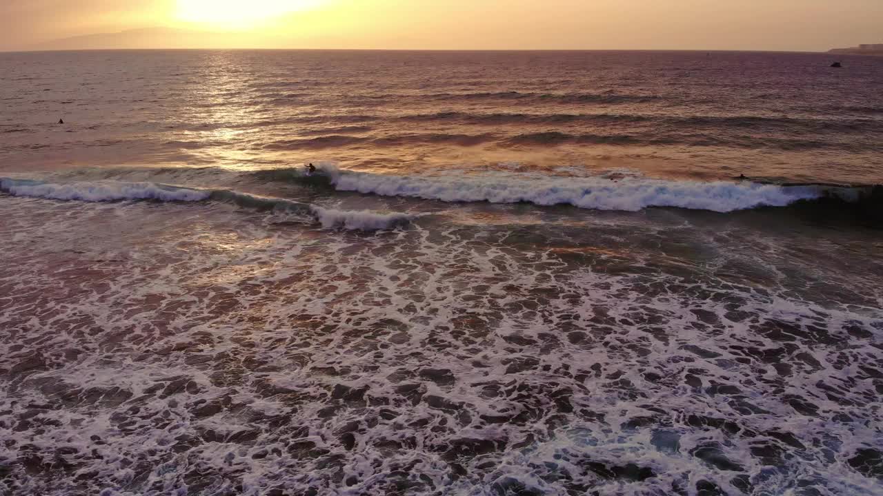 海浪碾压的鸟瞰图。黄色的天空，大西洋的海浪。海洋上的日落视频素材