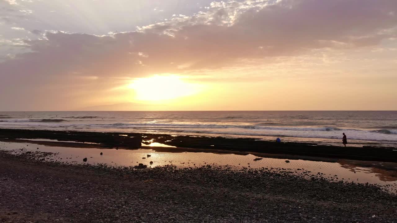 海浪碾压的鸟瞰图。黄色的天空，大西洋的海浪。海洋上的日落视频素材