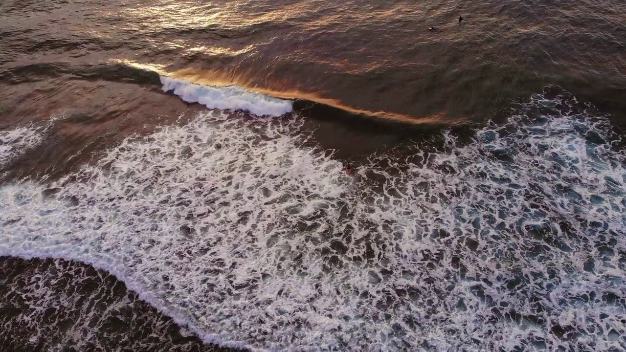 海浪碾压的鸟瞰图。黄色的天空，大西洋的海浪。海洋上的日落视频素材