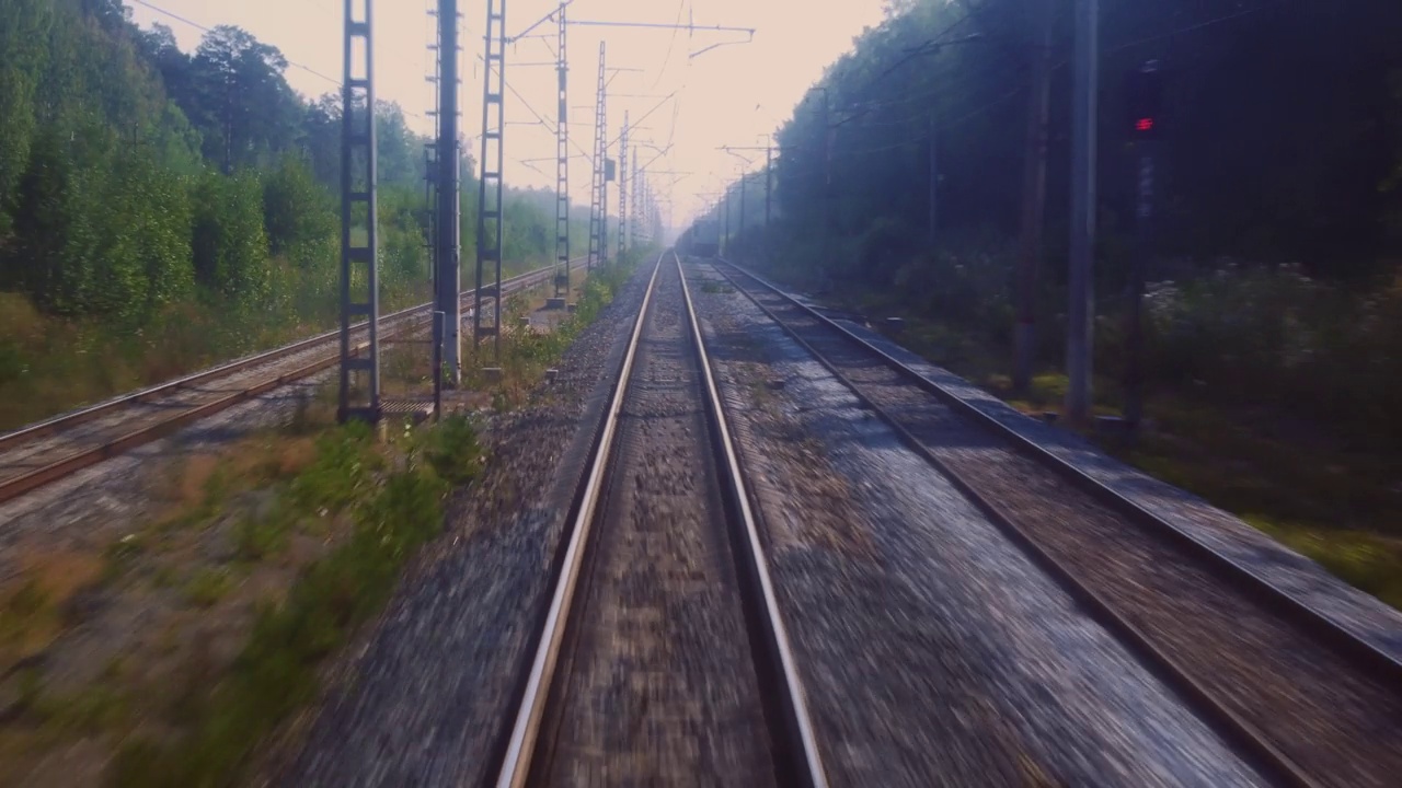 从火车运行过程中看到的铁路，铁路运输货物和旅客通过陆路进行长途运输。铁路基础设施兴国，为经济兴国。视频素材