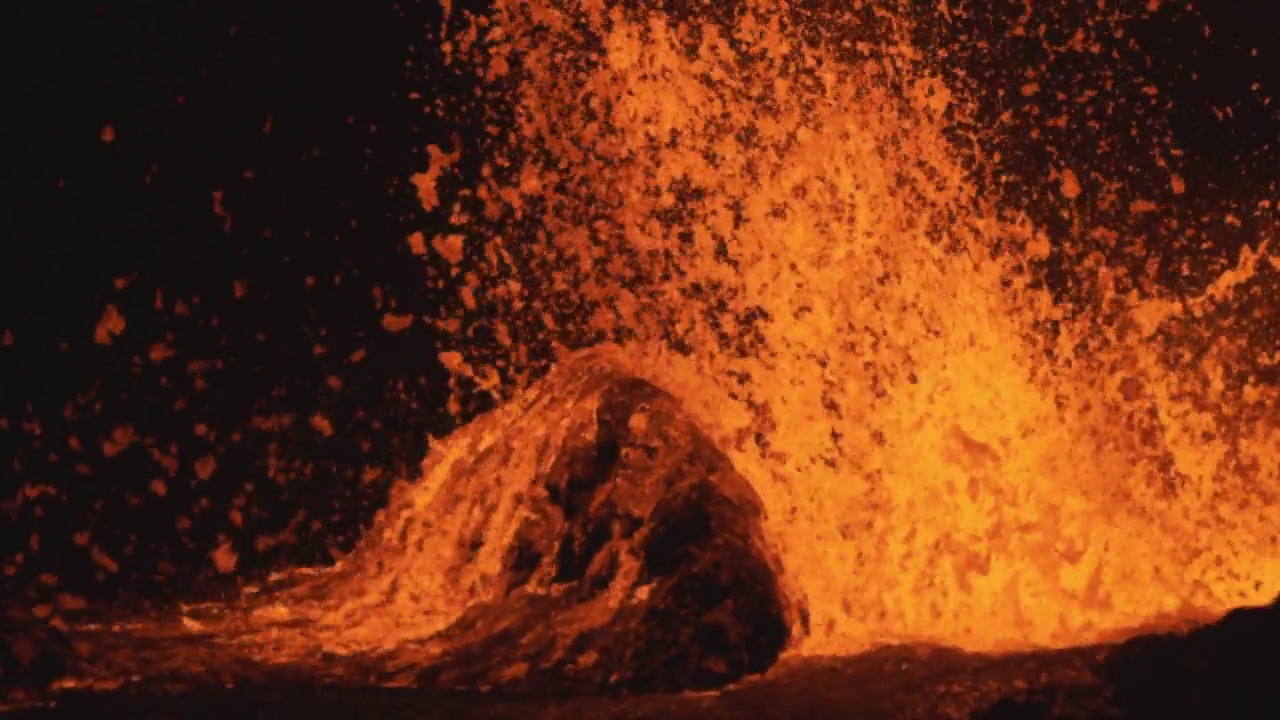 冰岛雷克简斯半岛，夜间拍摄的火山口熔岩溢出的画面视频素材