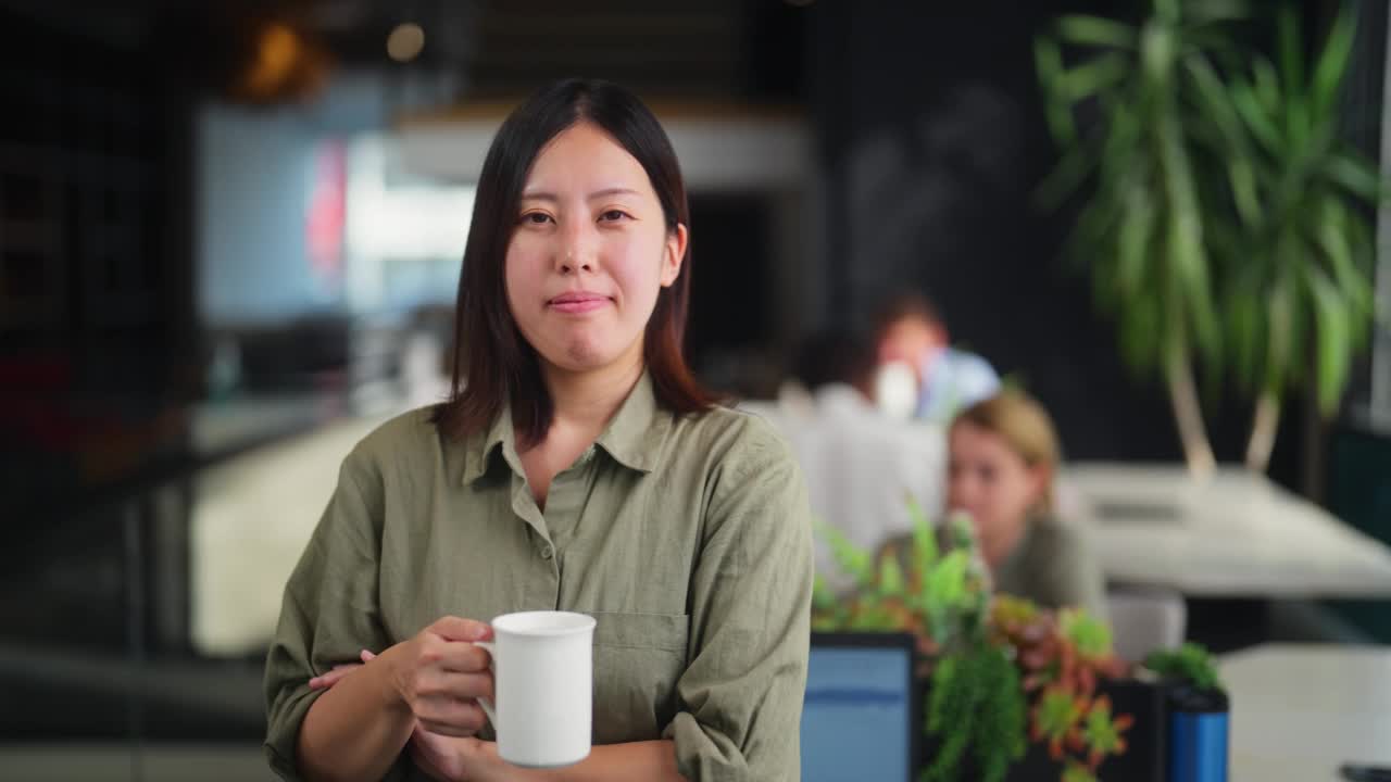 年轻的女商人在现代办公空间的肖像视频素材