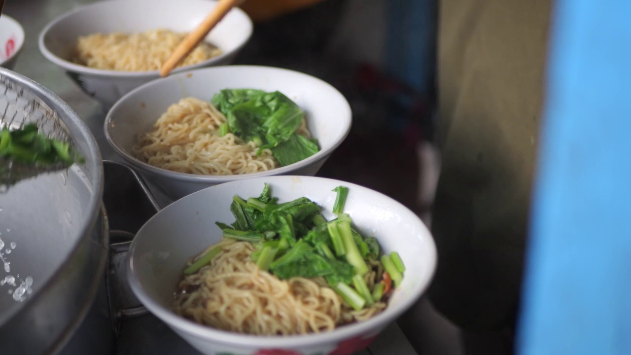 准备印尼鸡肉面。视频素材