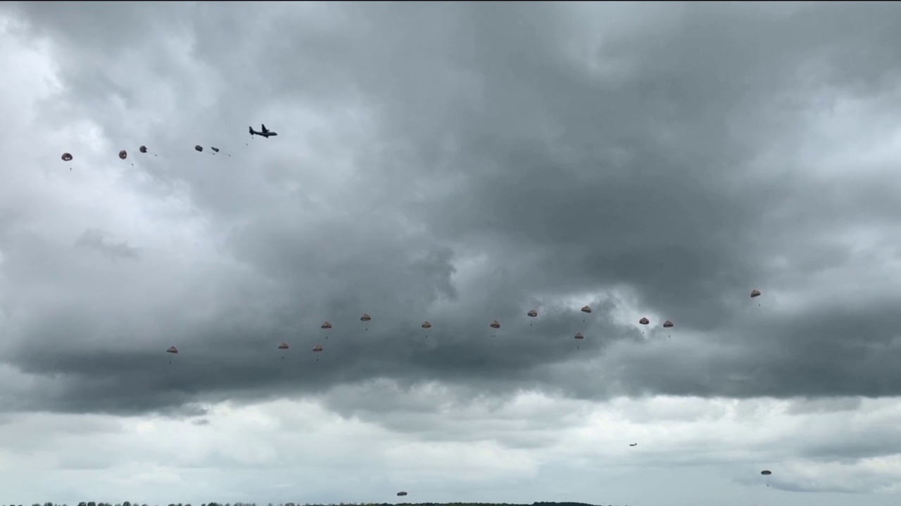 在诺曼底登陆75周年纪念日，空降伞兵的飞机视频下载