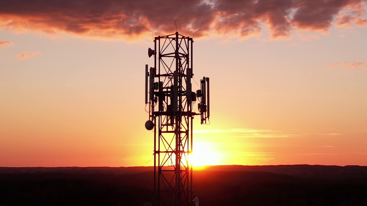 塔式天线电信手机鸟瞰图，蜂窝5g 4g手机无线电发射机。提供高速4g和现代5g交通网络服务的蜂窝移动信号。视频素材