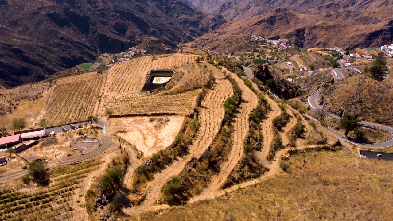 鸟瞰西班牙大加那利岛Tejeda山村的水箱视频素材