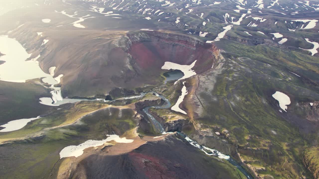 冰岛高地上，Raudibotn火山口和Holmsarfossar火山苔藓荒野上的日落鸟瞰图视频素材