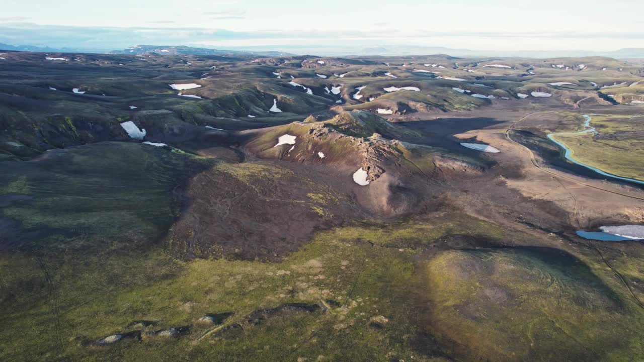 冰岛高地上长满苔藓的火山荒野山和河流冰川的鸟瞰图视频素材