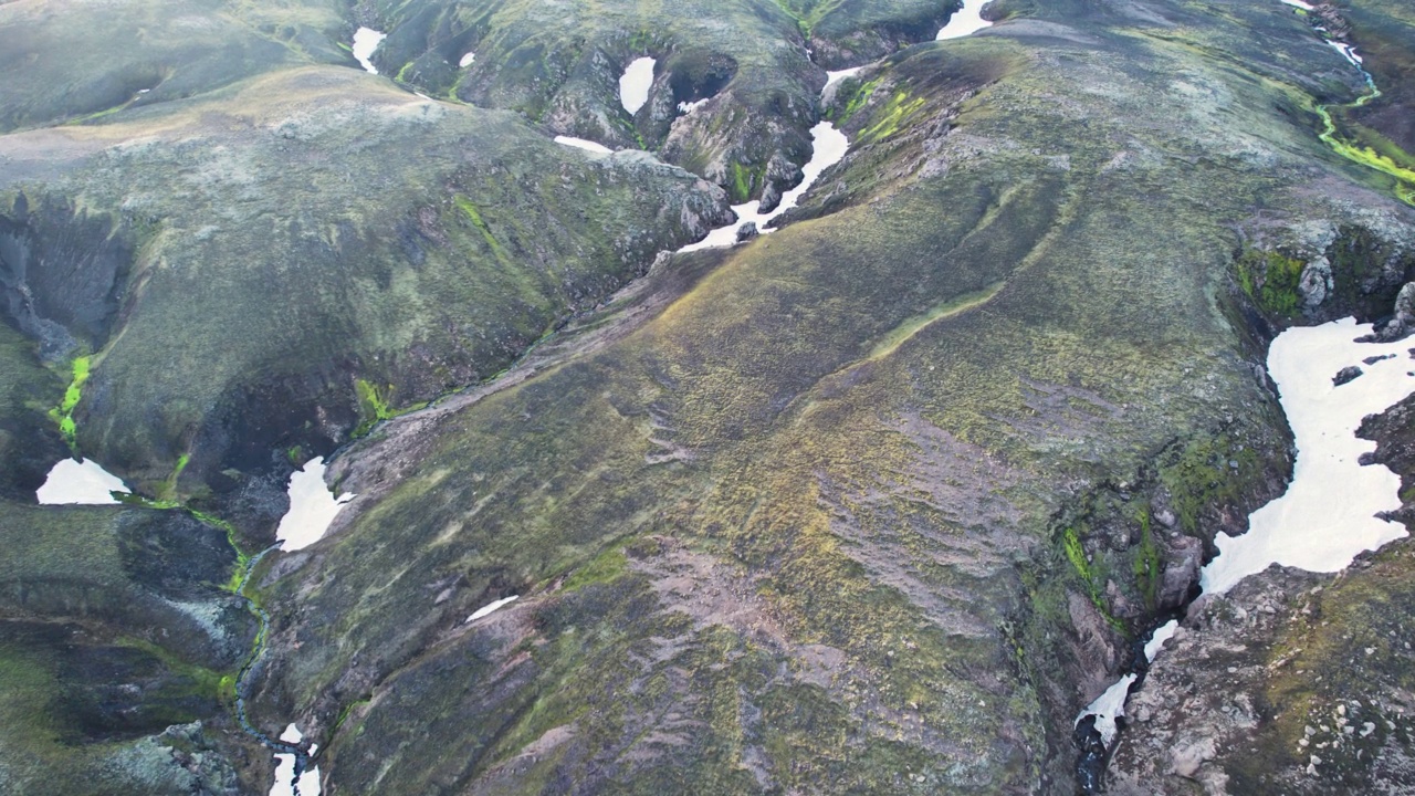 冰岛高地上长满苔藓的火山荒野山和河流冰川的鸟瞰图视频素材