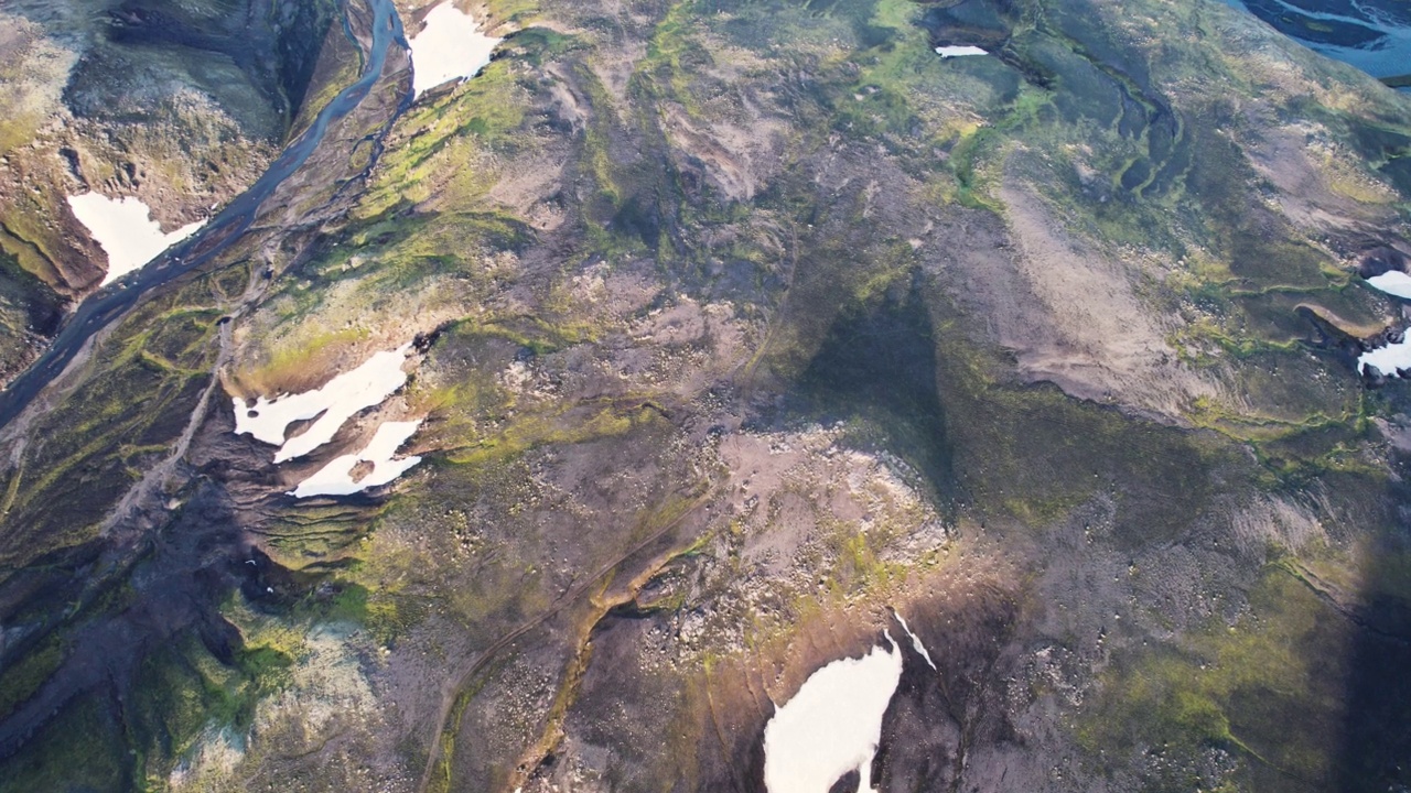 冰岛高地上长满苔藓的火山荒野山和河流冰川的鸟瞰图视频素材