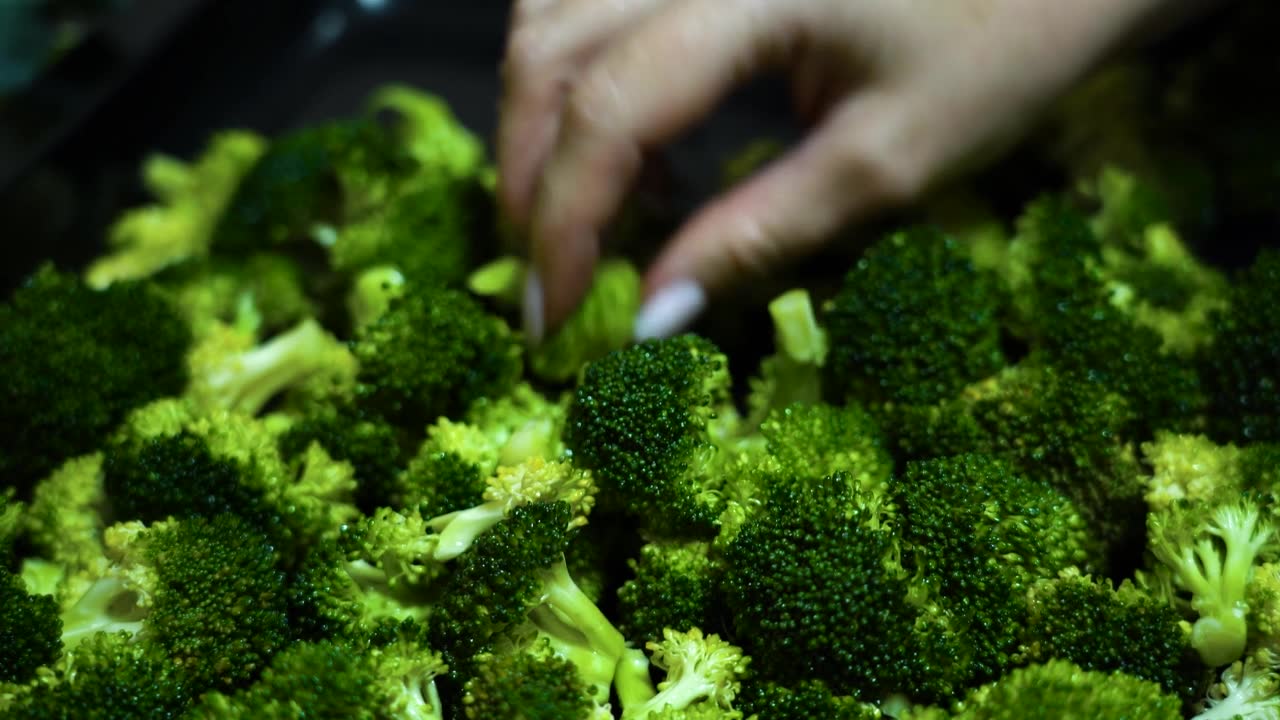 绿色多汁的绿色西兰花是素食和健康食品视频素材画面1